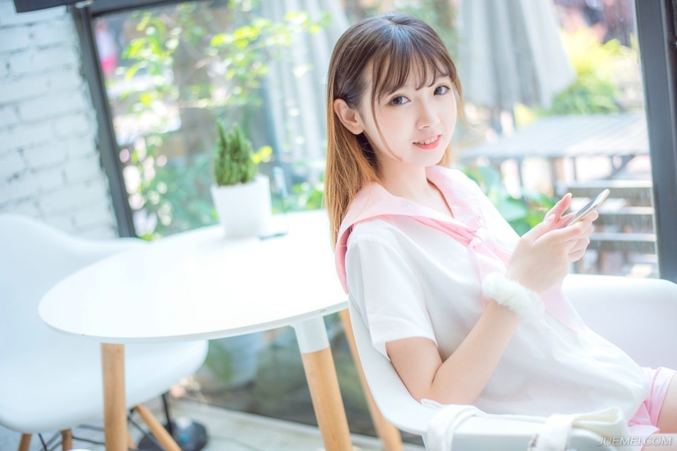 战士的意志要象礁石一样坚定，战士的性格要象和风一样温柔。